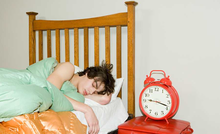 Gli adolescenti hanno bisogno di 8-10 ore di sonno per il loro sviluppo, ma i cambiamenti biologici, i ritmi irregolari e le distrazioni digitali li espongono a un deficit cronico del sonno, influenzando la concentrazione, l’umore e il rendimento scolastico.