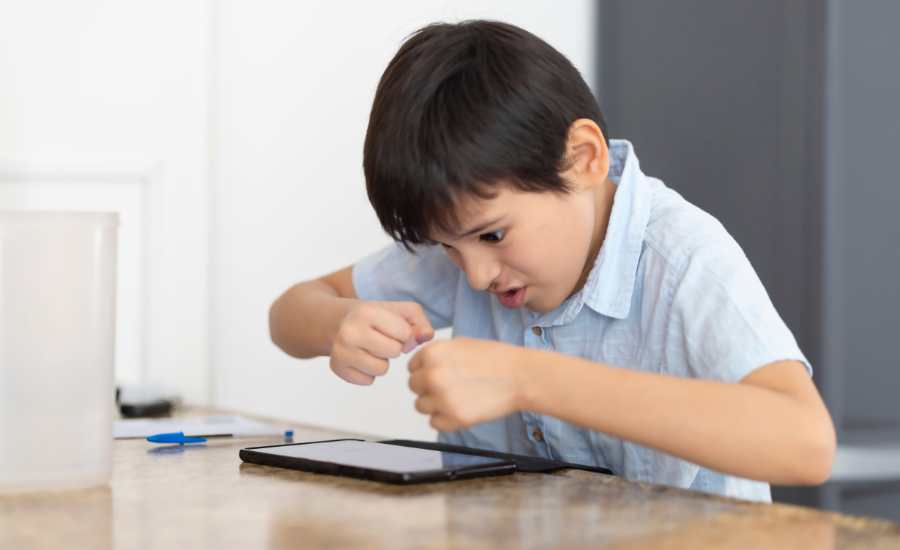 Le TDAH représente un défi familial en France, impactant la concentration et le comportement des enfants et nécessitant un accompagnement global.