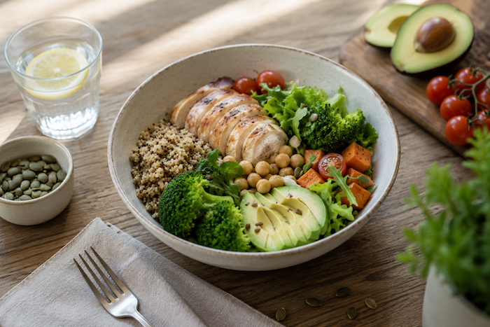 une assiette contenant un plat équilibré composé de poulet et de légumes